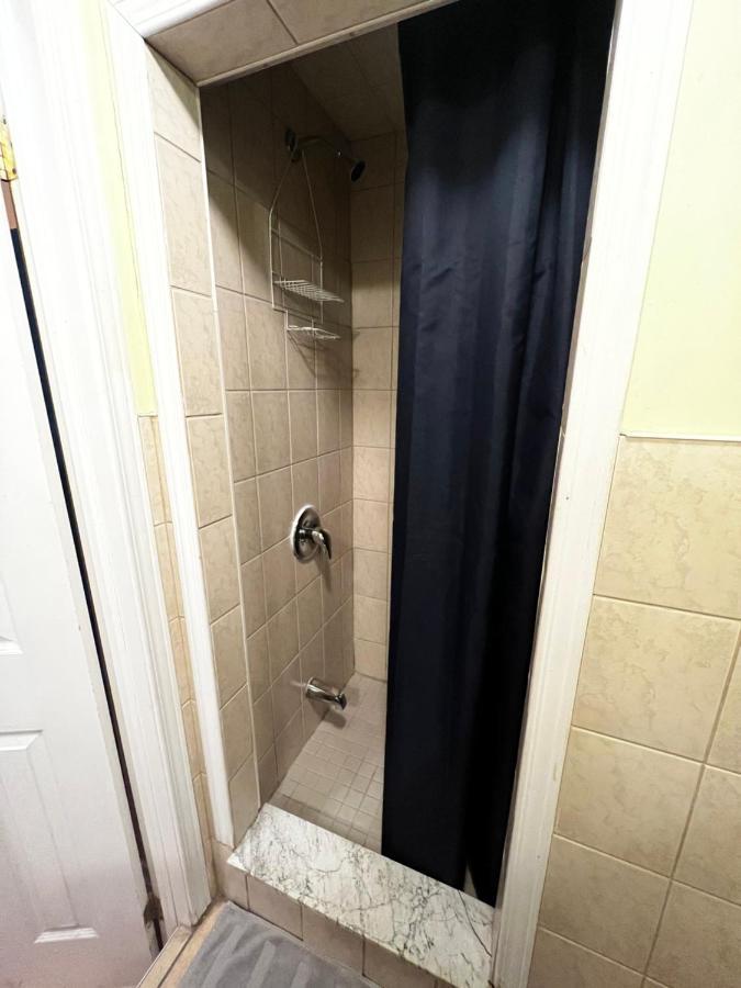 Adas Guesthouse Toronto Bagian luar foto